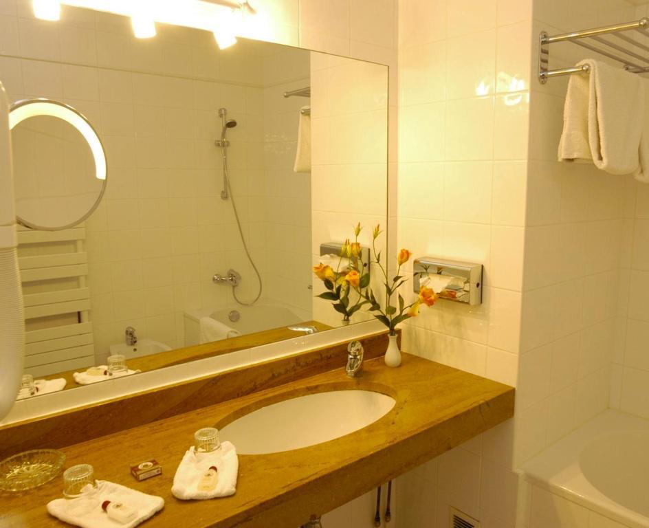 Hostellerie La Huchette Replonges Room photo
